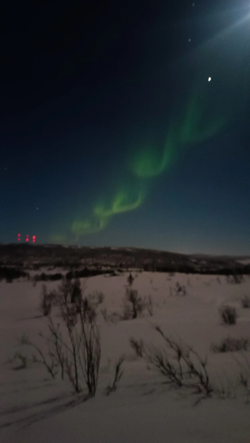 Ехали за сиянием, сияние увидели) Бронировали за несколько часов до начала. Ответили быстро, все объяснили