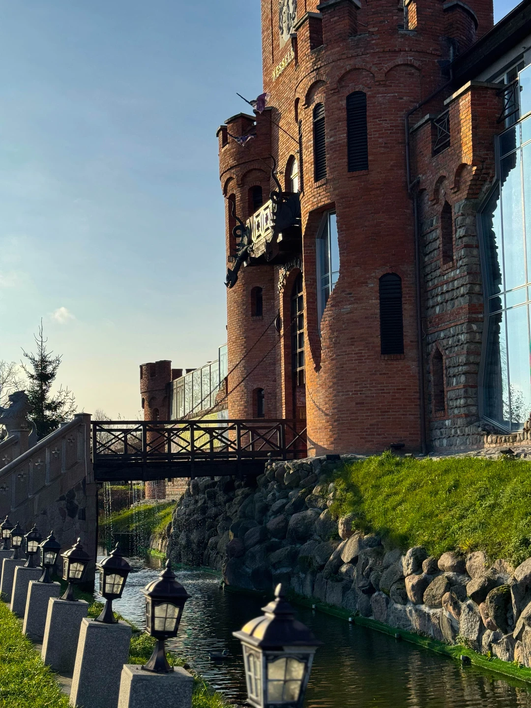 Классная экскурсия, если не учитывать факт большого количества людей, где собираются они не самые пунктуальные и весь автобус их ждёт 😂