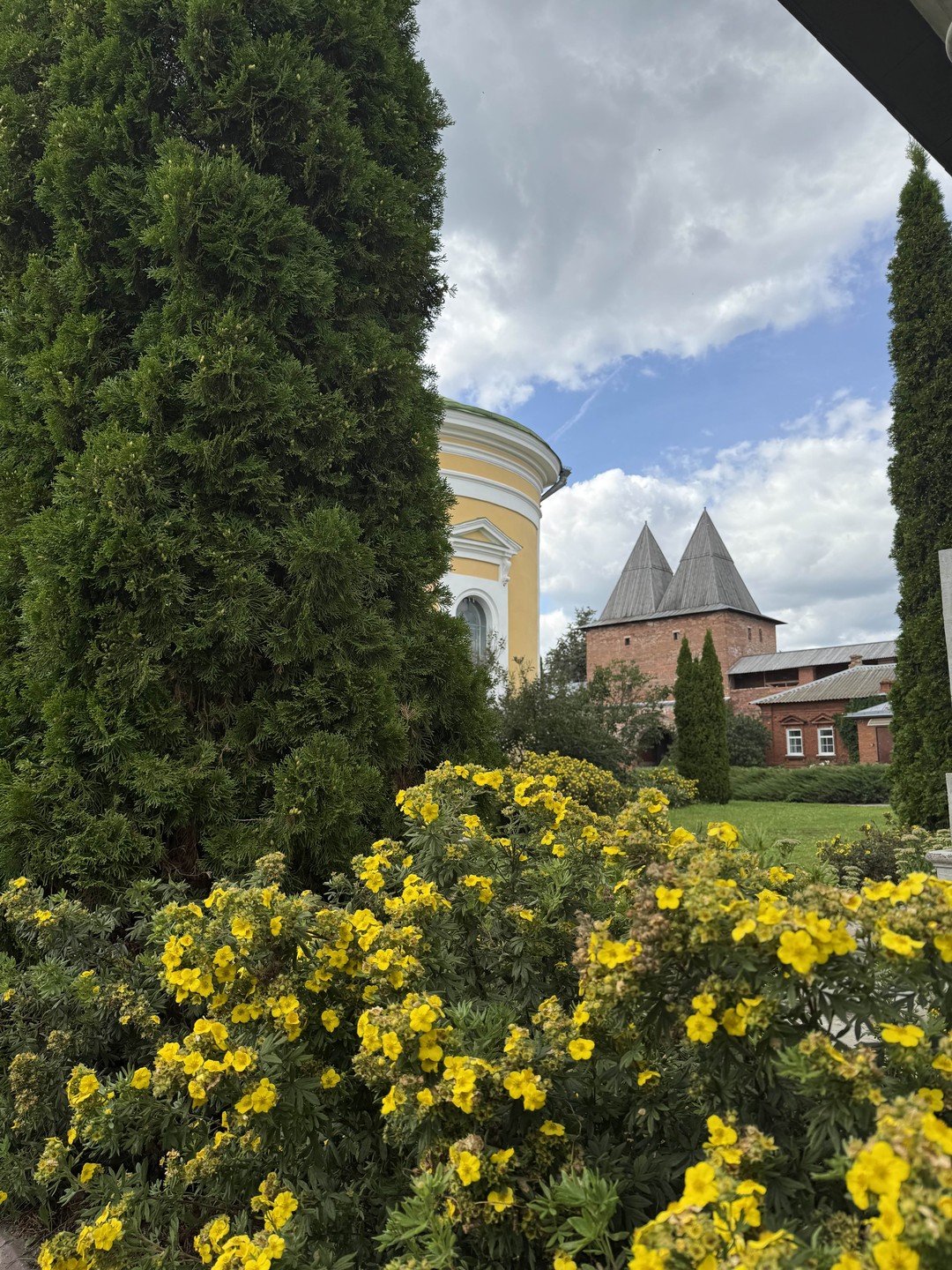 Юля, спасибо за прогулку по городу. Вы неожиданно раскрыли город для нас. Планировали пару часов погулять
