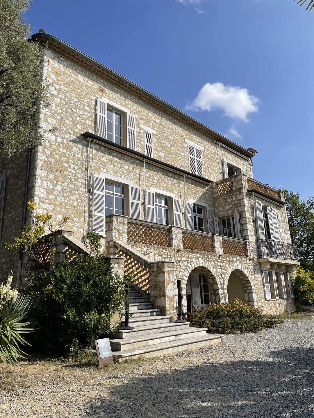 Отличная экскурсия, невероятные красоты и атмосфера. Живописный домик Ренуара с оригинальными полотнами, сохранивший очарование прошлого века.