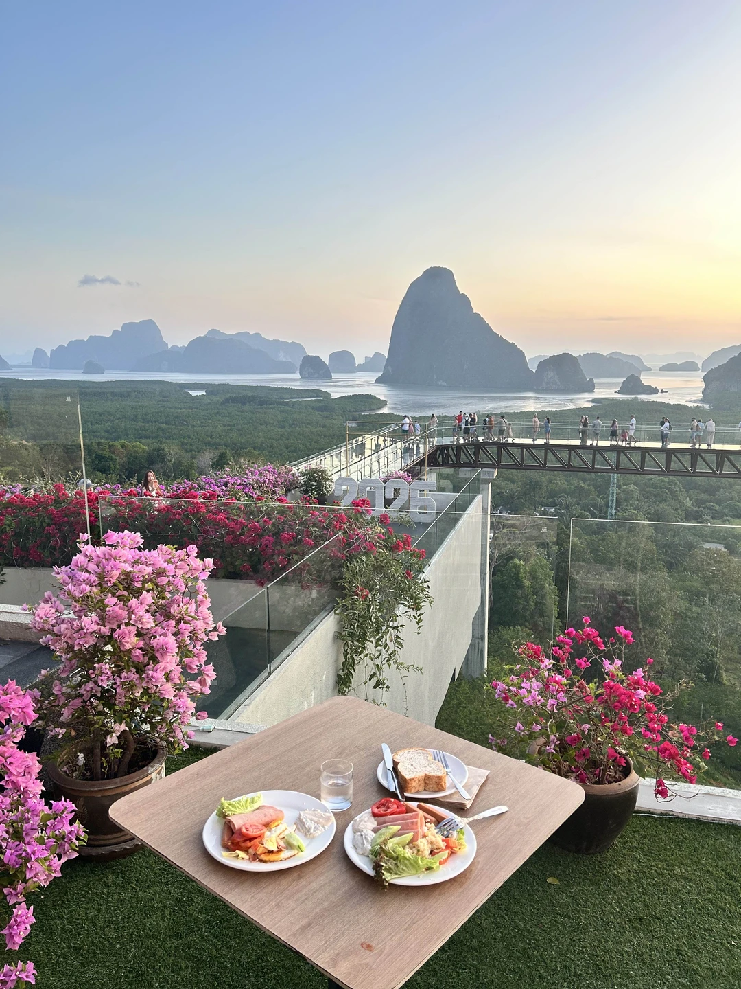 Отличная экскурсия, но вставать в 3.30 утра. В 5.30 привозят на смотровую, когда еще темно. Потом