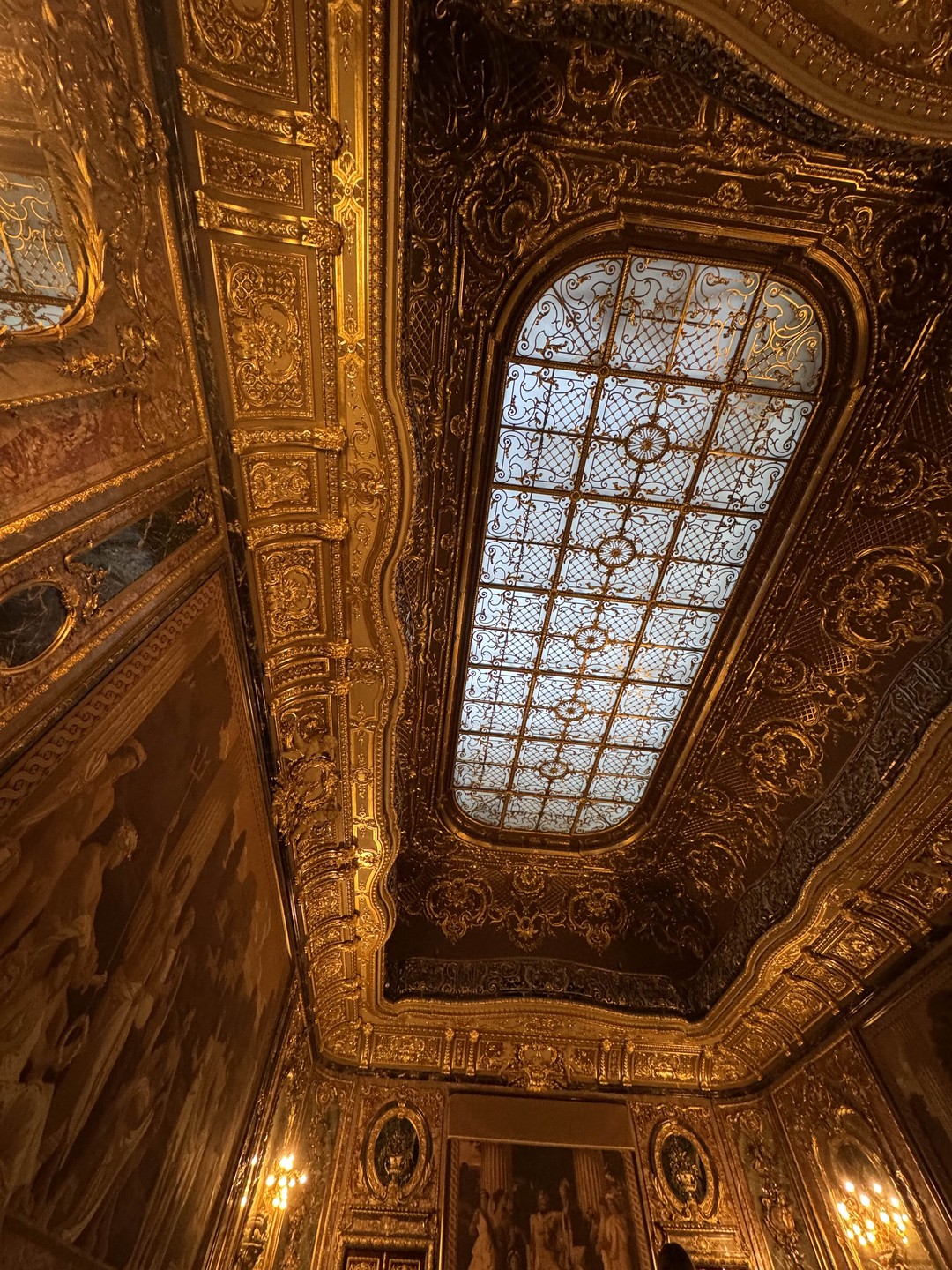 За ничем не примечательными фасадами казалось обычного дома скрыта жемчужина архитектурной мысли, подлинные уникальные интерьеры и