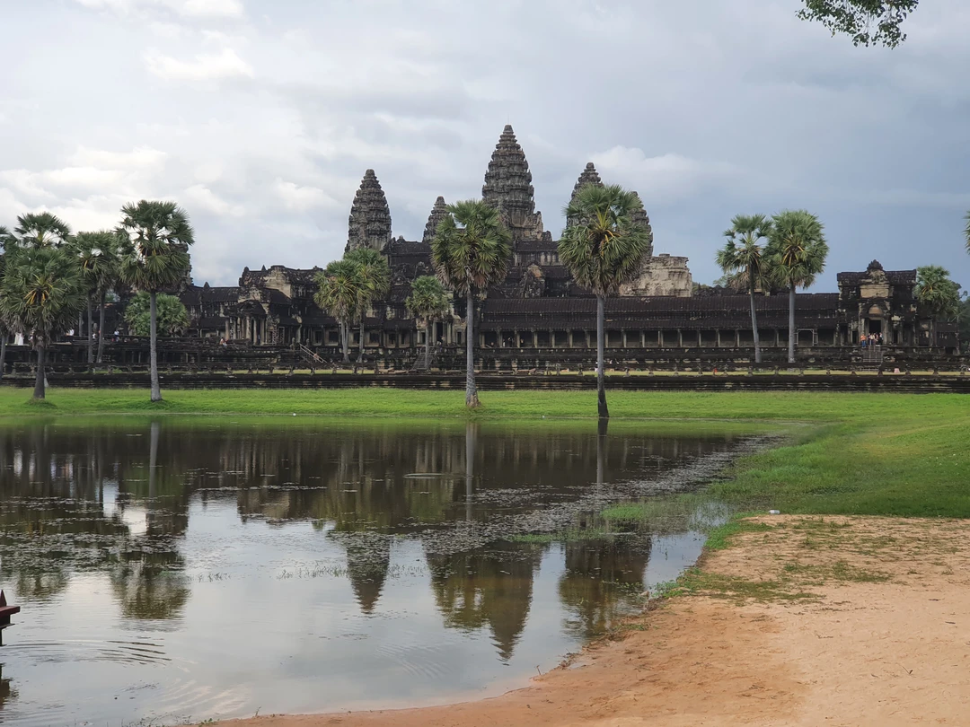 Если исследовать Камбоджу, то только с Андреем! Увлеченный рассказчик, сумел заинтересовать и взрослых, и детей. Провел