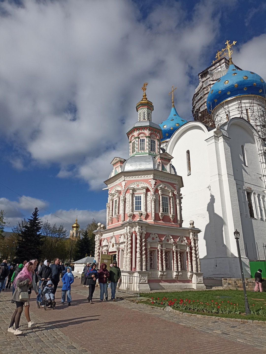Прекрасный экскурсовод Михаил, преподносит материал легко, интересно, много новых для нас фактов узнали о Лавре, о