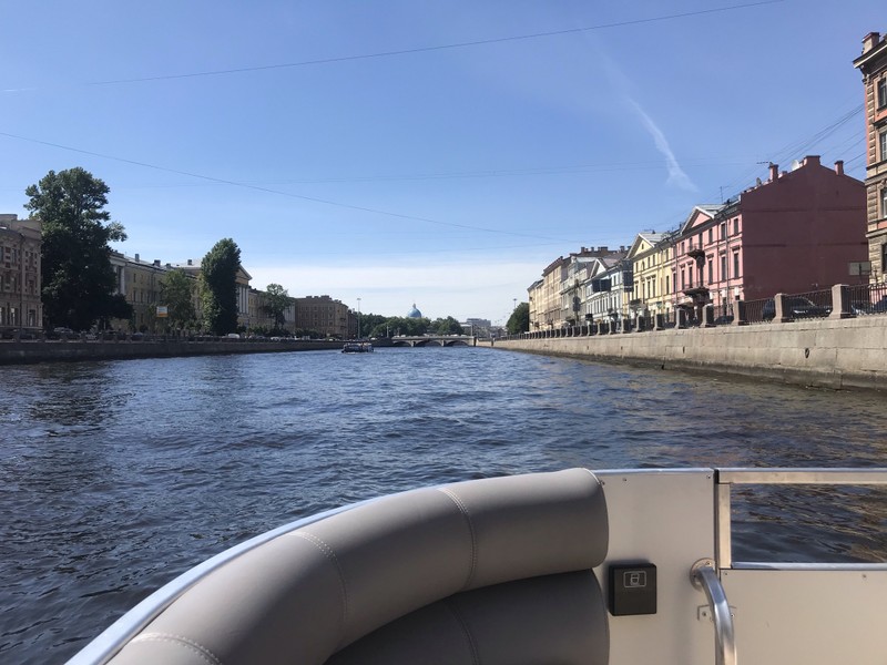 По рекам утреннего Петербурга — на катере и в небольшой группе