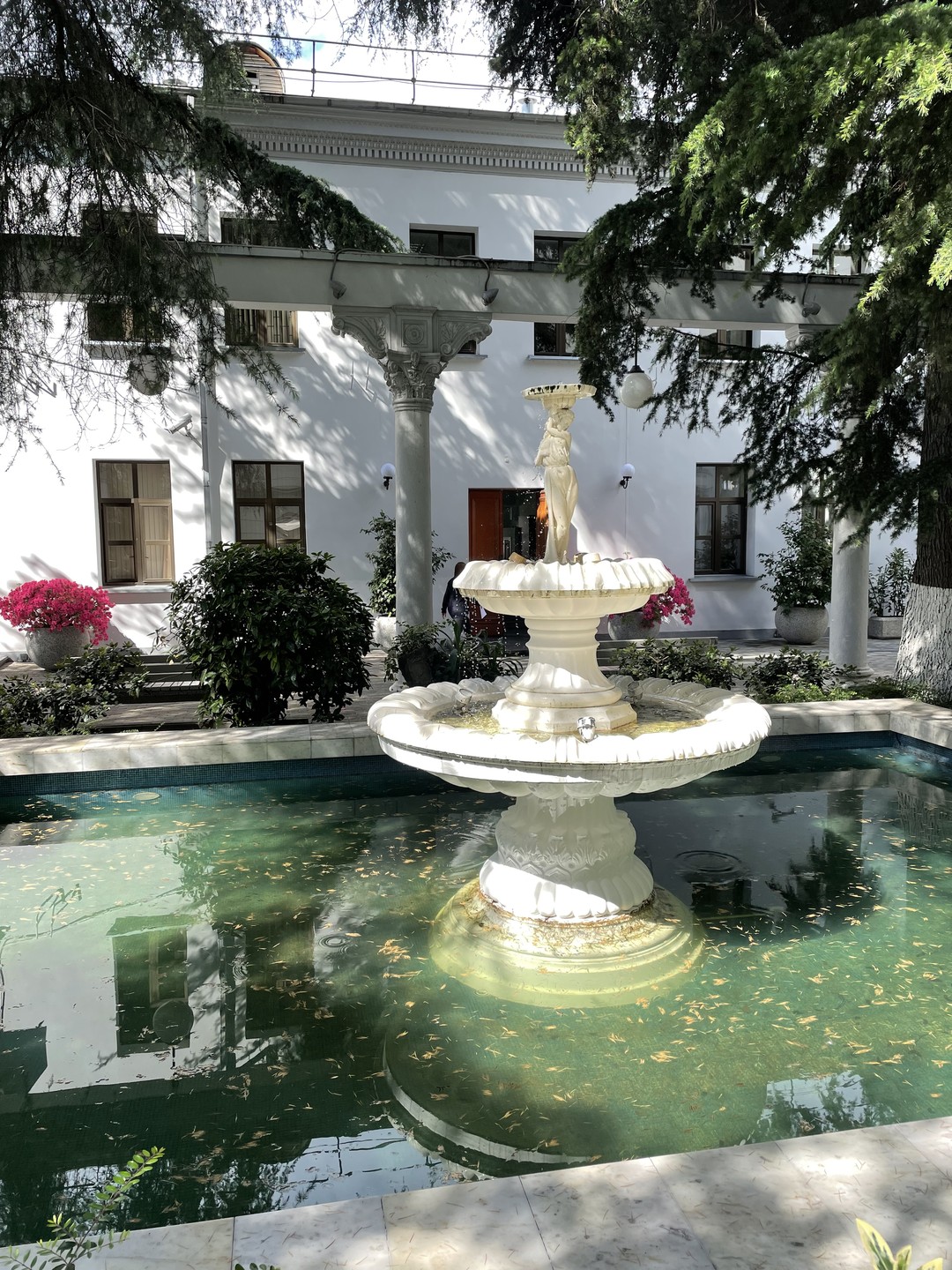 Экскурсия очень понравилась! Подача информации интересная, Елена показывала фотографии прошлых лет. Потрясающая красота! Рекомендую!