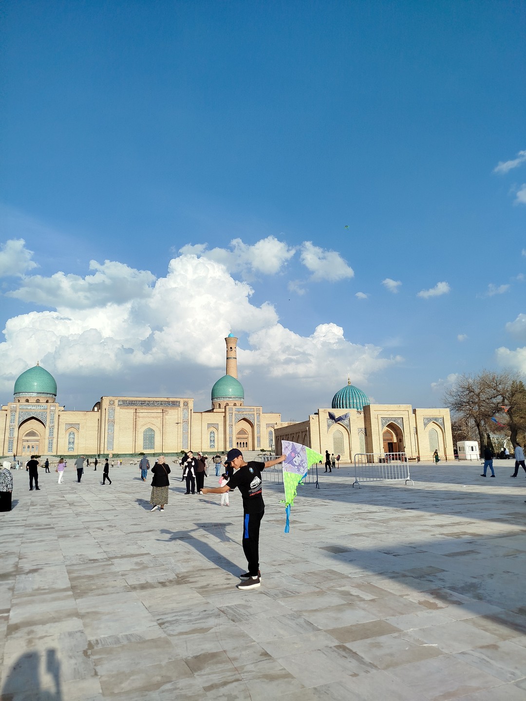 Нашим гидом был Абдуголиб. Замечательный человек, рассказывал нам не только о тех местах, где мы были