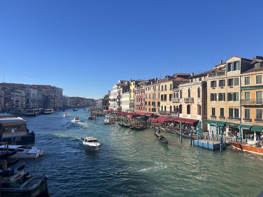 Пробовали смотреть Венецию сами: красиво, аутентично, романтично, но прогулка с профессионалом куда интереснее. Нам очень повезло