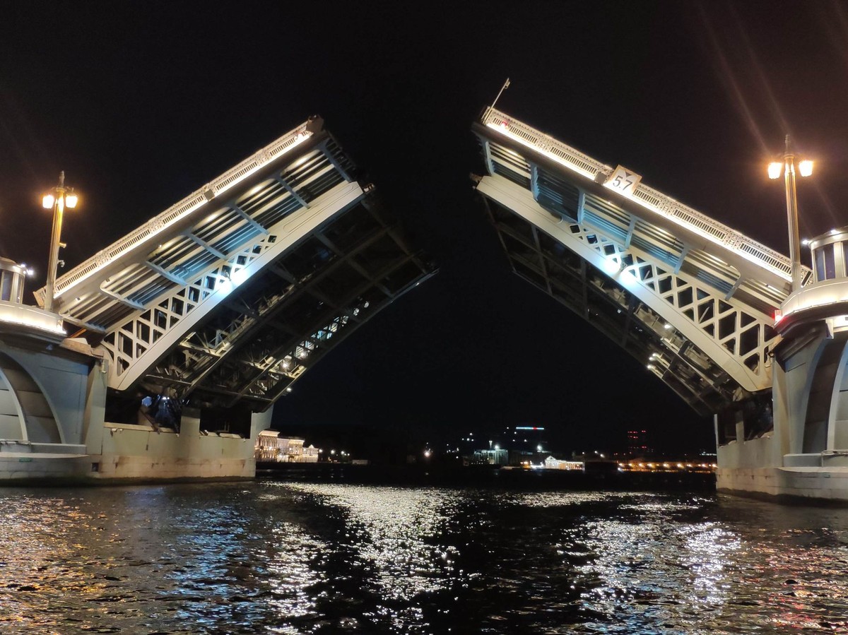 Феерия разводных мостов в Петербурге