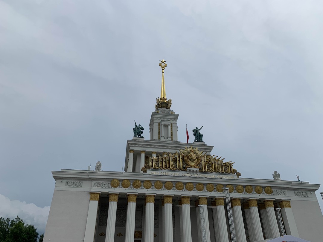 Экскурсовод отлично организовала и провела экскурсию, несмотря на то, что мы то и дело попадали под