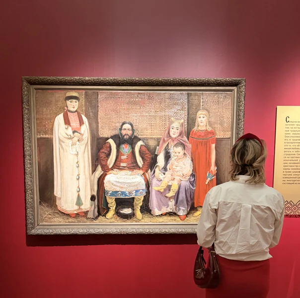 С гидом по выставке «Русская традиция» в корпусе Бенуа
