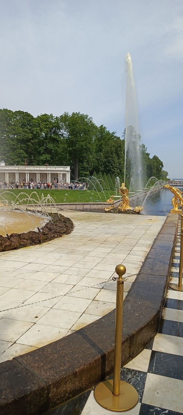 Это была наша первая экскурсия в Санкт-Петербурге. Впечатлений осталось масса. Интересно было побывать в гротах, даже