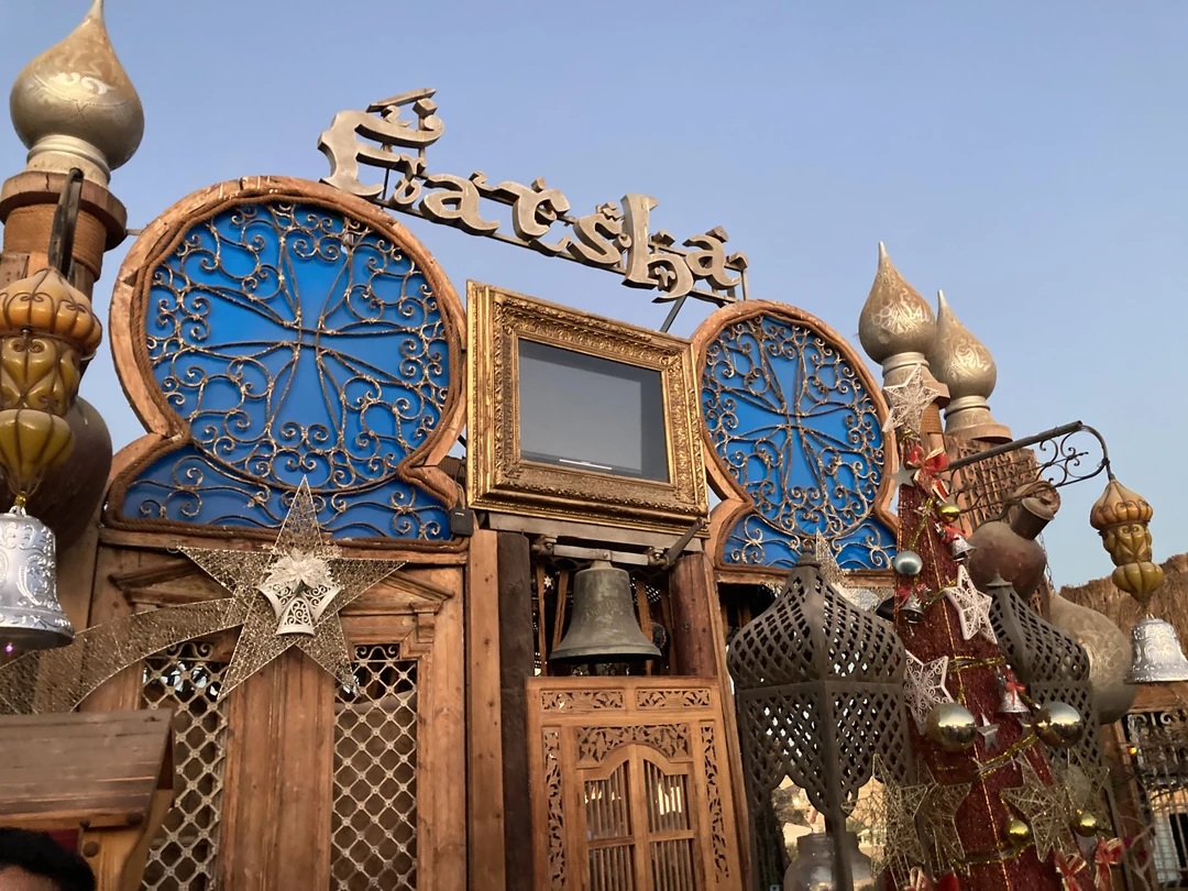 Выбрали экскурсию именно у Валида по рекомендации - и не пожалели! Валид очень интересный рассказчик с