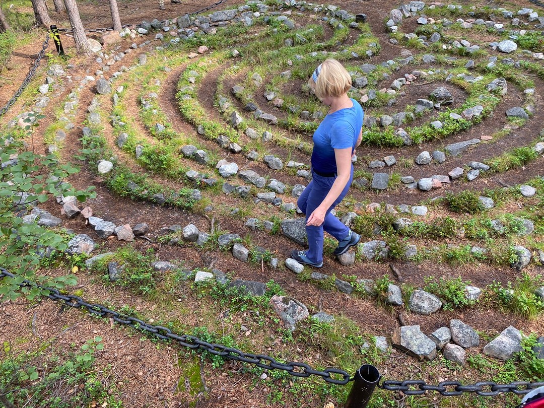 Гид встретила на машине, небольшой переезд и мы на месте. Инструктаж о поведении на тропе, это