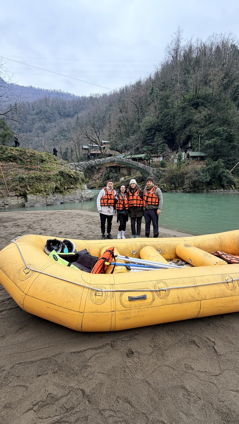 Посетили большую экскурсию с рафтингом, дегустацией вин и интересным рассказом о истории и настоящем Грузии и