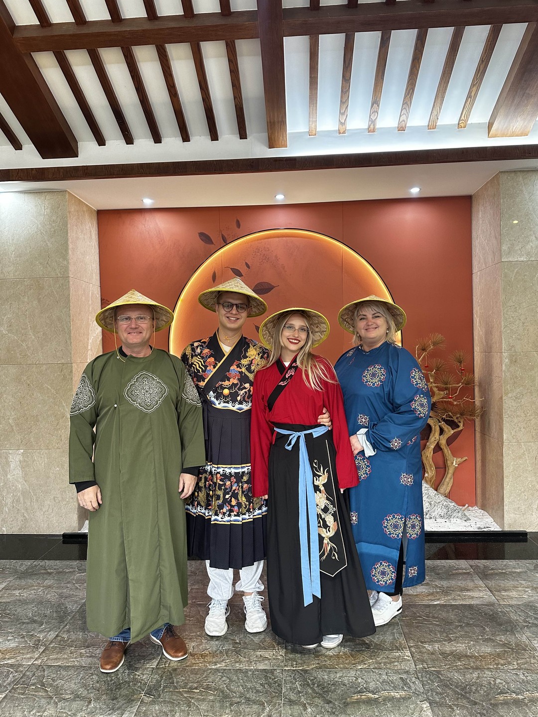 Очень понравилась экскурсия, на которой мы были семьей. Наш гид Саша отвечала на все наши вопросы