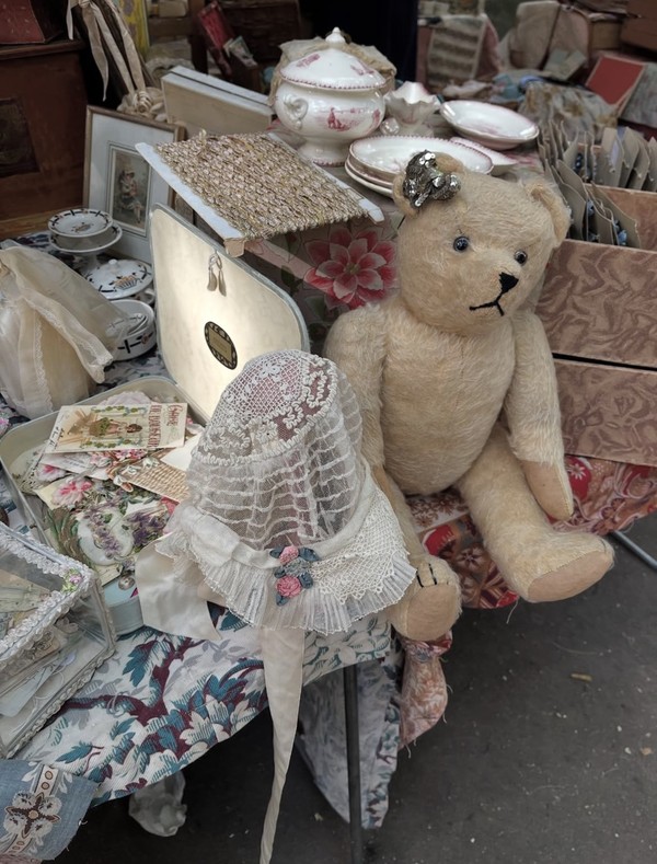 Парижский блошиный рынок: история Франции через вещи