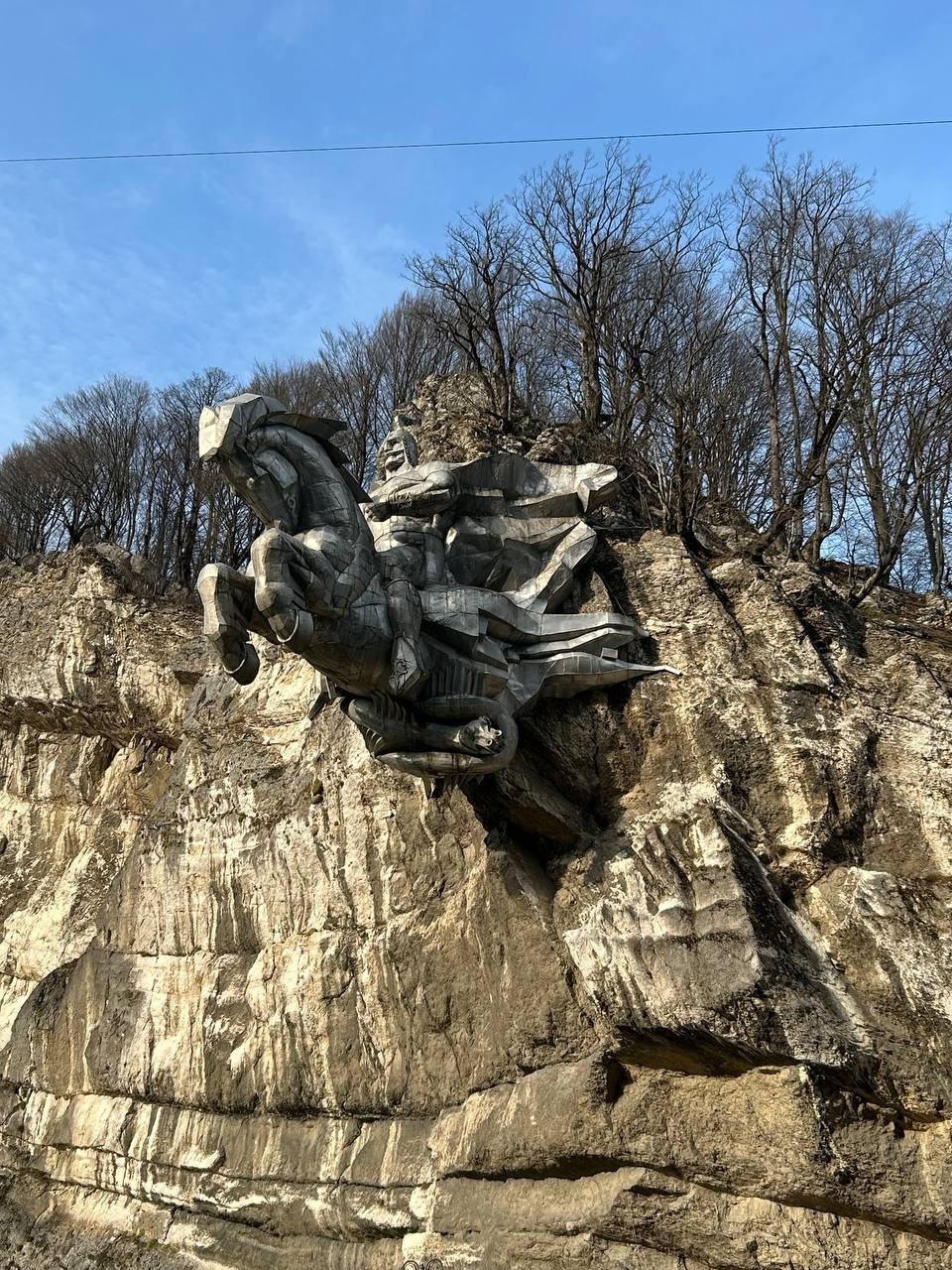 Наш гид Артур приехал за нами во время, заранее вечером позвонил и мы все обсудили. Человек