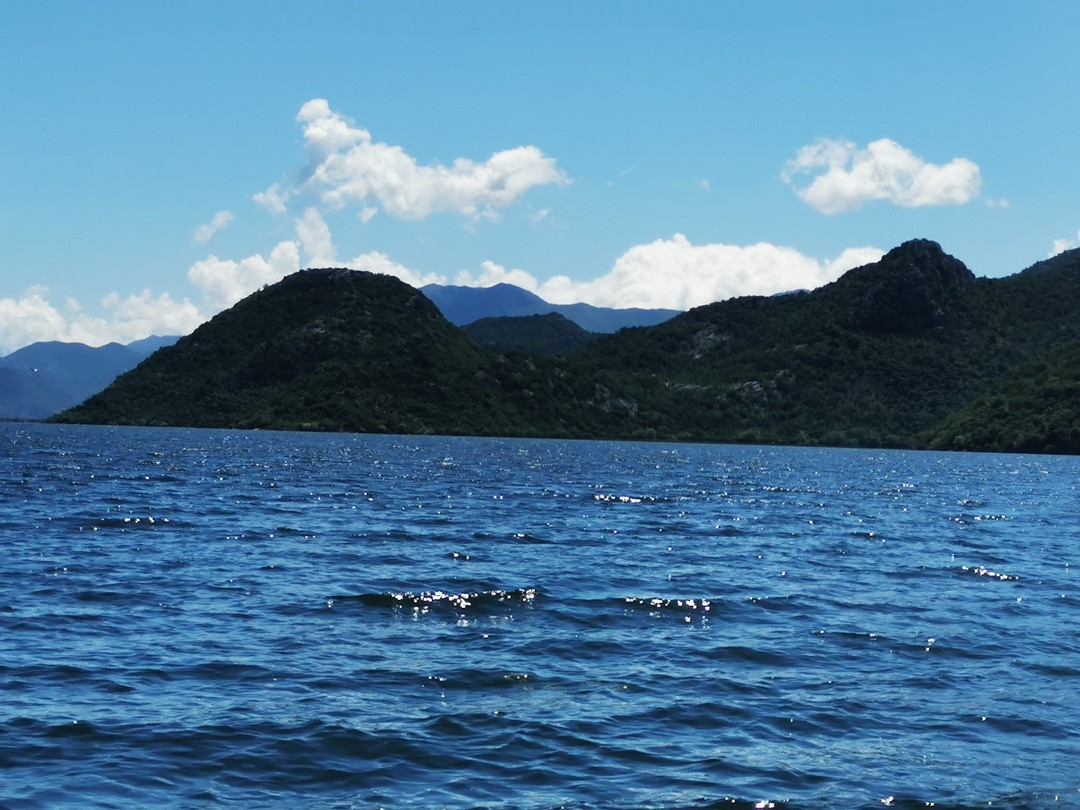 Очень рекомендую посетить Скадарское озеро и Липские пещеры. Впечатляющие места, невероятной красоты! Нам понравилось