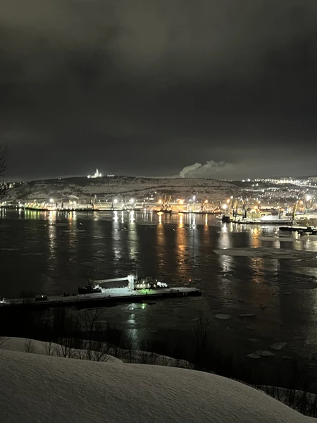 В декабре 2025 была на прогулке-экскурсии с Анатолием и Светланой: ходили на Абрам-мыс. Полярная ночь, великолепный