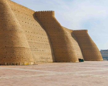 Крепость Арк, кукольный музей, дворец Ситораи Мохи-Хоса