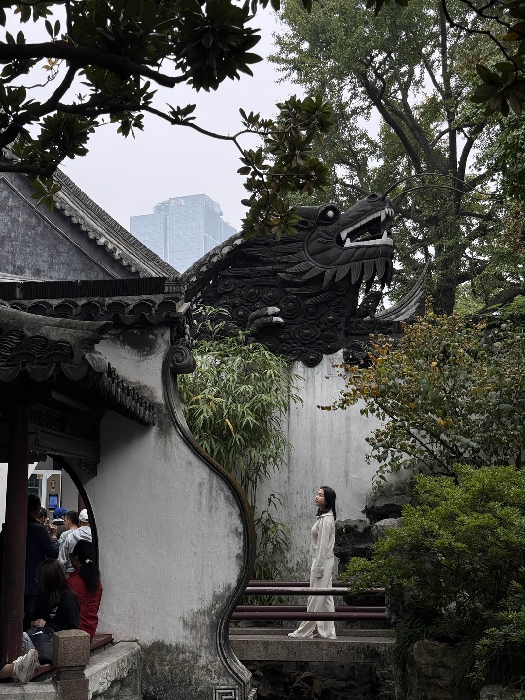 Спасибо большое Дмитрию за чудесную прогулку по Шанхаю. Дима подстроил маршрут под наши желания, рассказал и