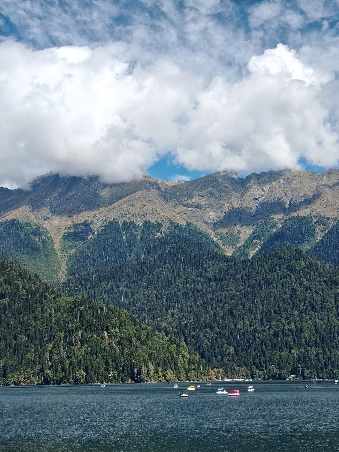 Очень понравилась поездка на озеро Рица. Наш водитель и экскурсовод Даниэль, рассказал нам много из истории