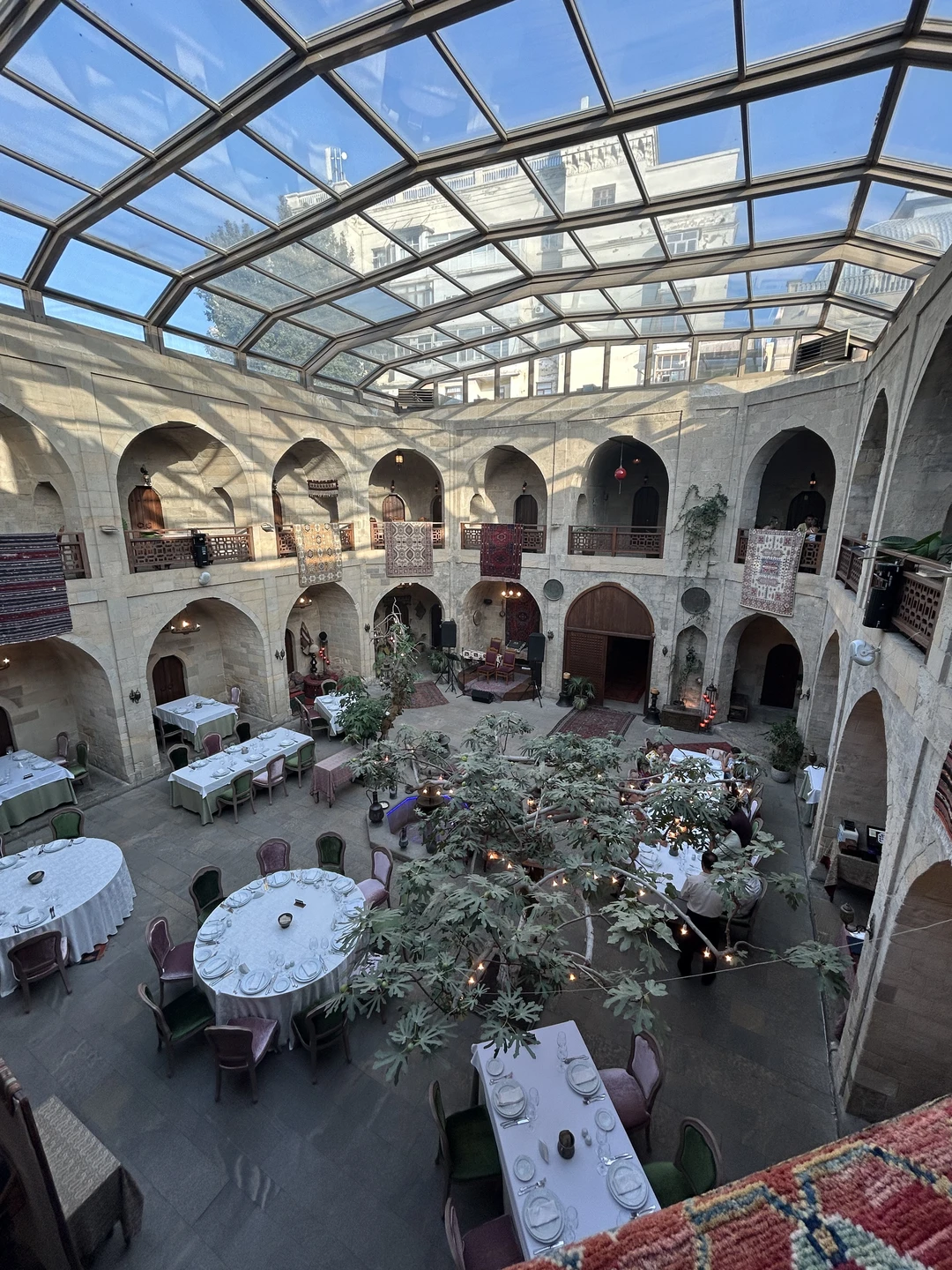 Прекрасный гид Эльмир. Очень открытый, позитивный, харизматичный и эрудированный. Рассказал интересно и много про традиции, историю