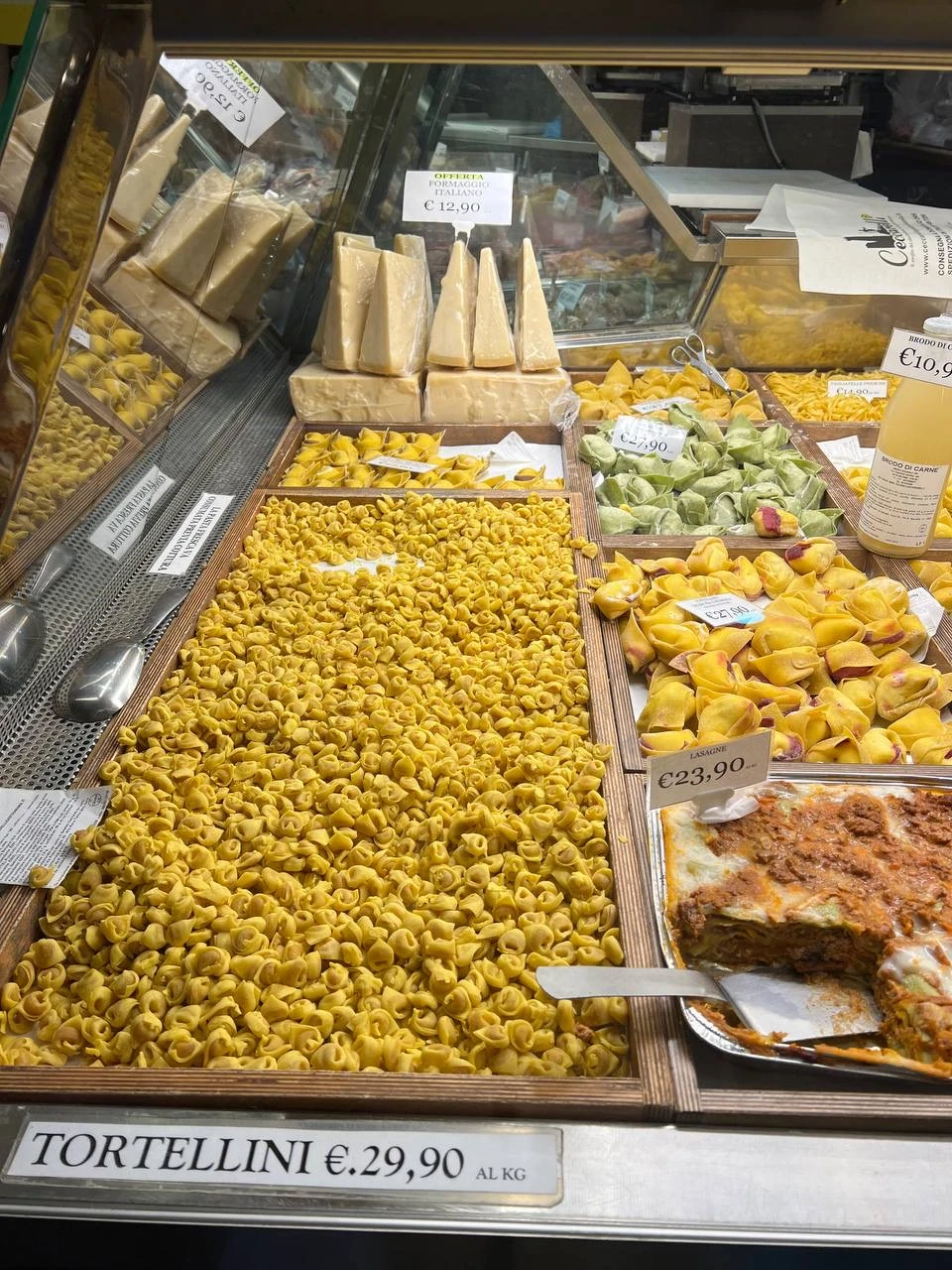 Приятная прогулка по городу оставила исключительно положительные впечатления. Мы посетили ключевые достопримечательности, а увлекательная подача исторической