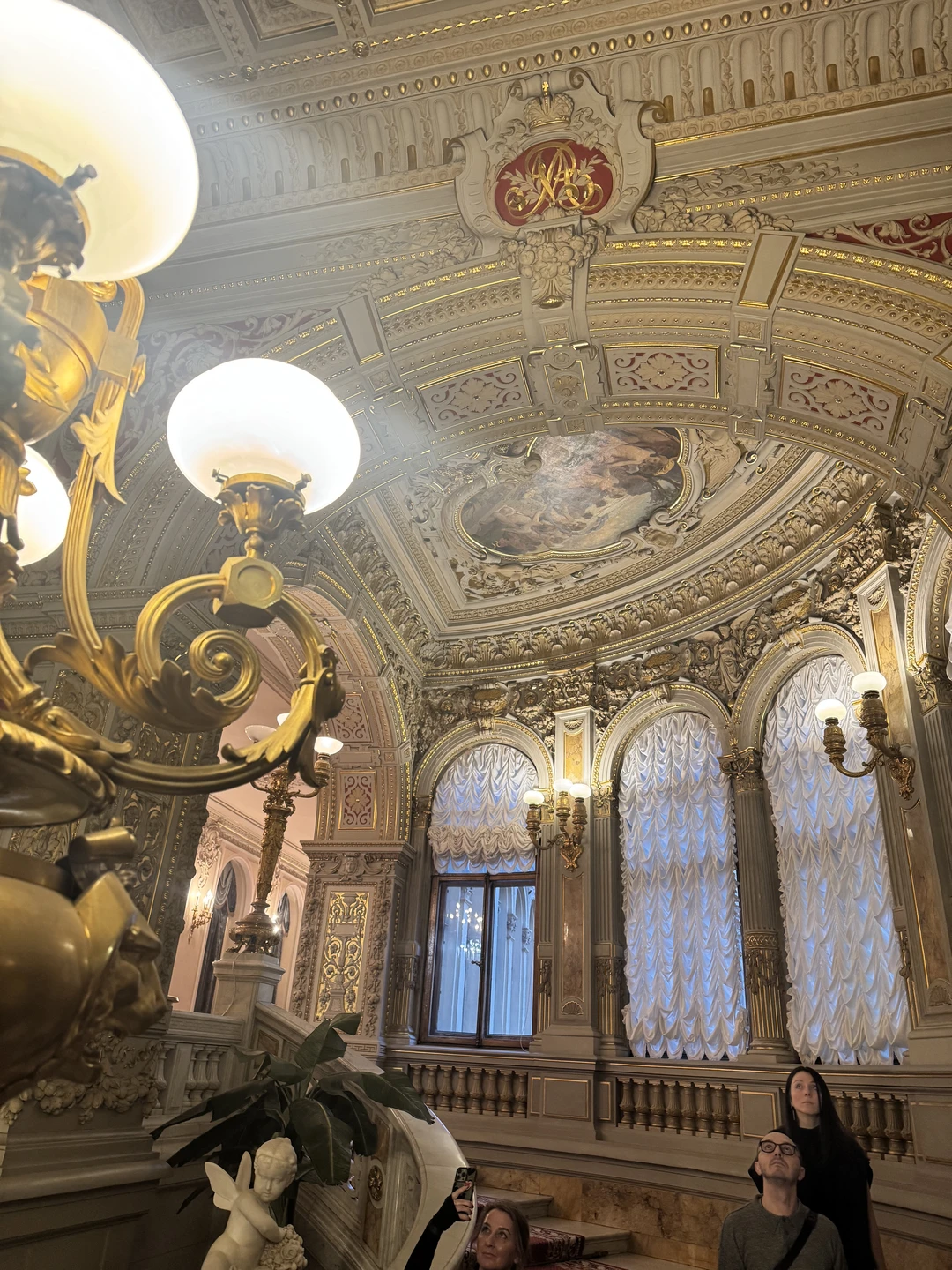 Все понравилось, но все как- то формализовано, машинально, формальный подход, без юмора, без души