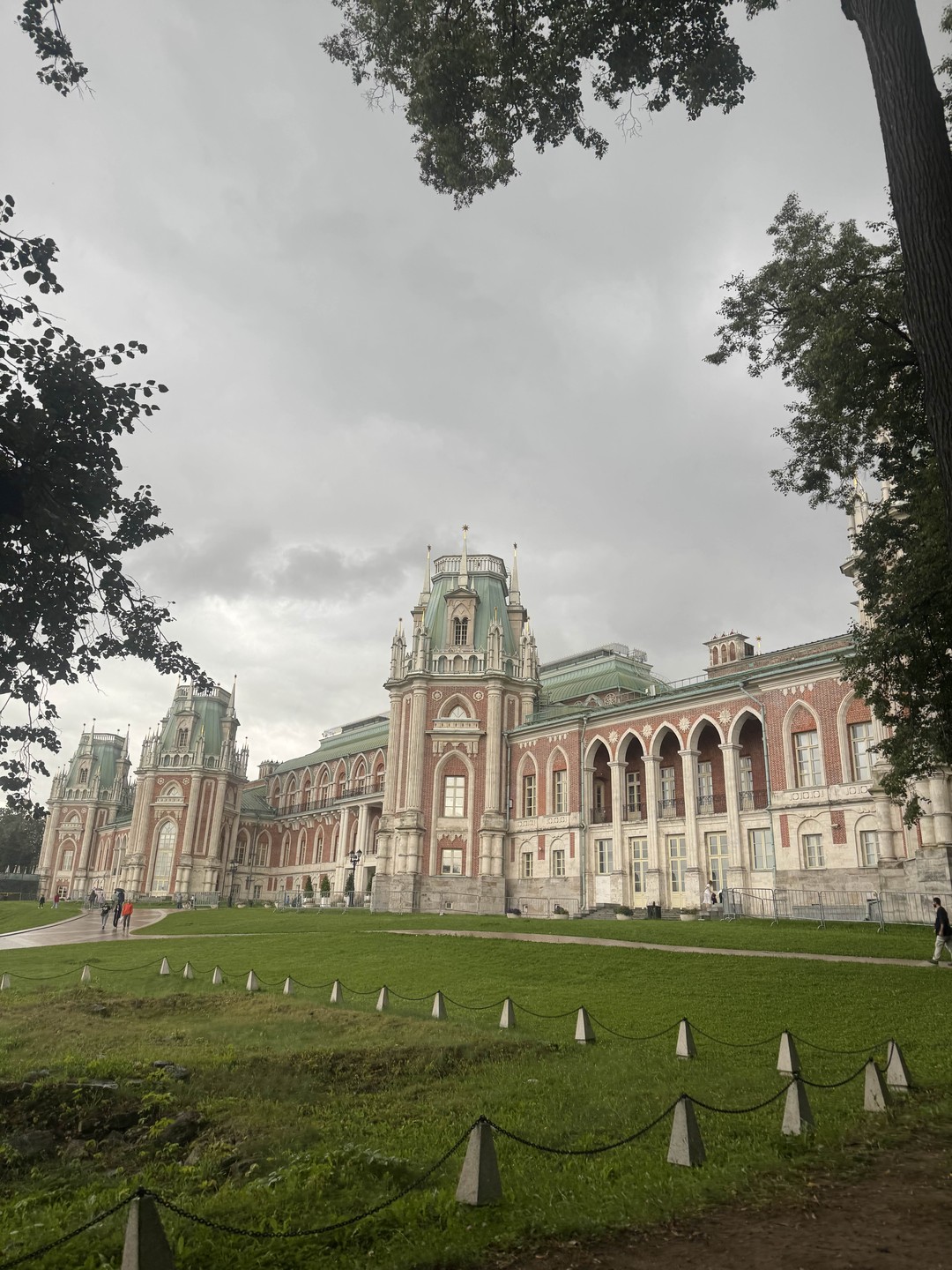 Экскурсия понравилась,экскурсовод ясно и понятно излагает материал. Рекомендую посетить всем любителям истории. Парк Царицыно оставил незабываемые
