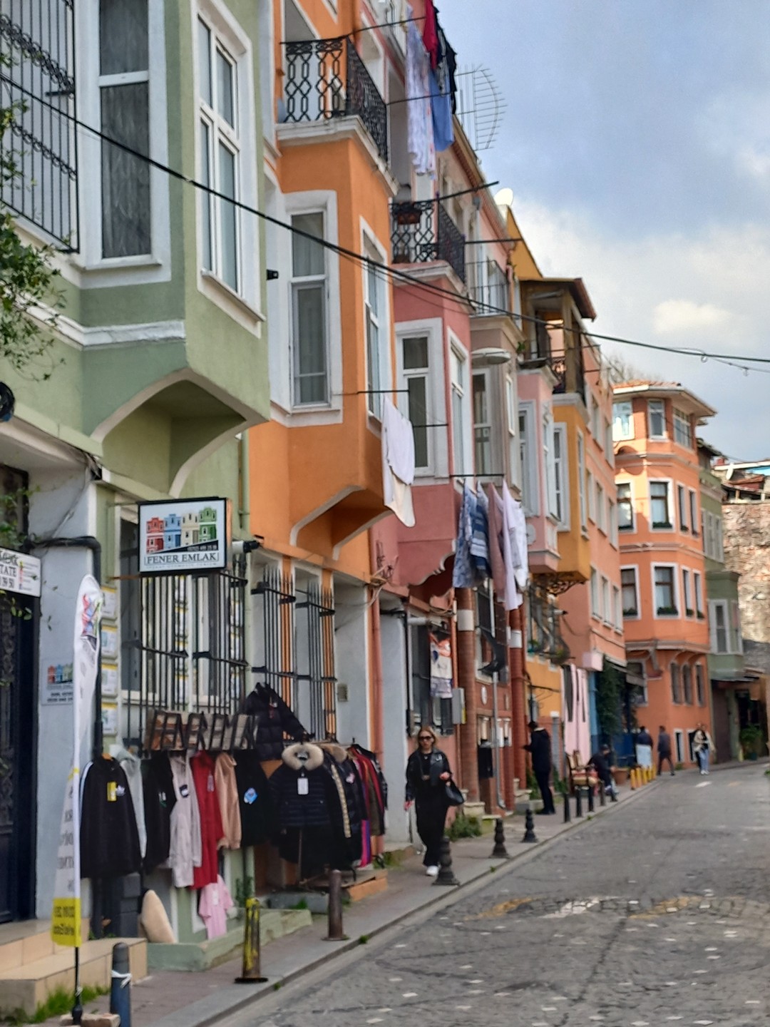 Посмотрели разные районы города. узнали особенности каждого. красивый вид со смотровой площадки Пьра Лотти. попробовали вкусное