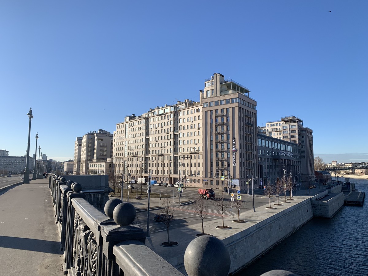 Экскурсия Экскурсия по Дому на набережной с его жителем + выход на панорамную крышу