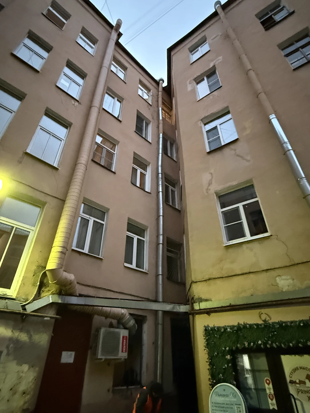 Все прошло отлично, Михаил интересно преподносит информацию, много любопытных фактов. Прогулка не утомительная, прошлись не только