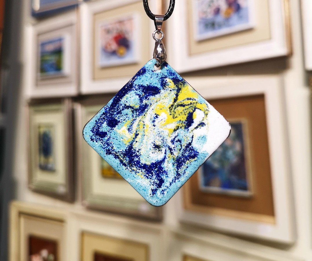 Семейный мастер-класс по росписи кулона в технике «горячая эмаль»