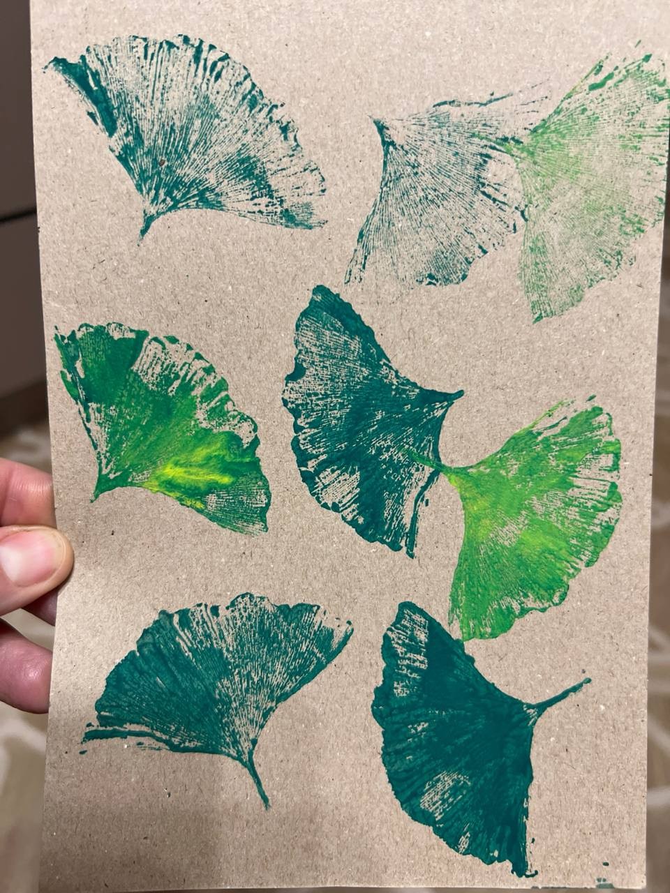 Очень необычная экскурсия. Совмещает и познавательную прогулку по парку, и увлекательное творчество по изготовлению открыток с