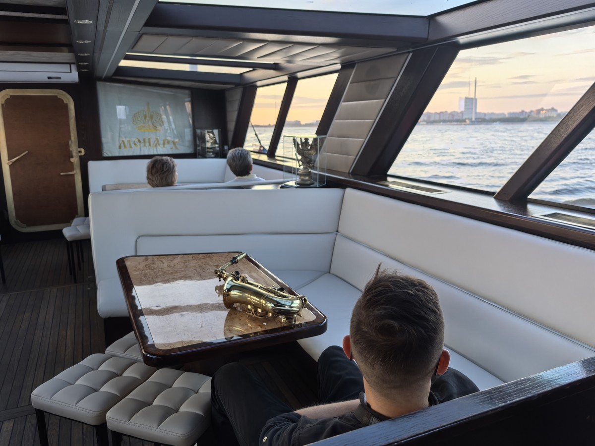Фото Вояж на элитном теплоходе в сопровождении гида и живой музыки