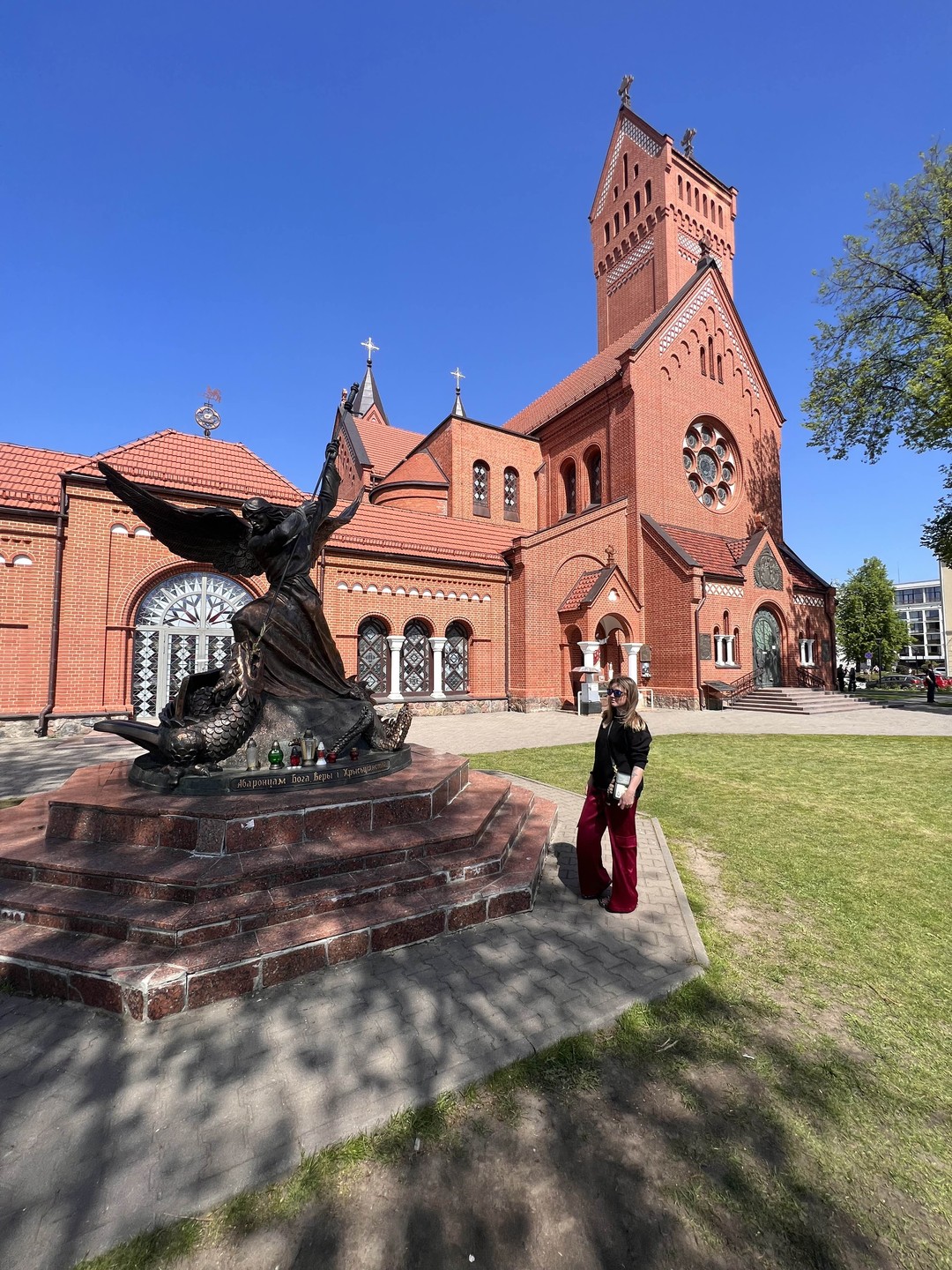 Диктор читает, как робот. Было сложно нормально слушать. Но самый эпик - это навигация: «пройдите вперед и немного назад».