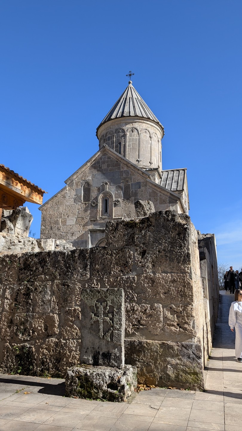 С нашим экскурсоводом Николаем было комфортно, а его рассказ про историю Армении был очень интересным. Озеро