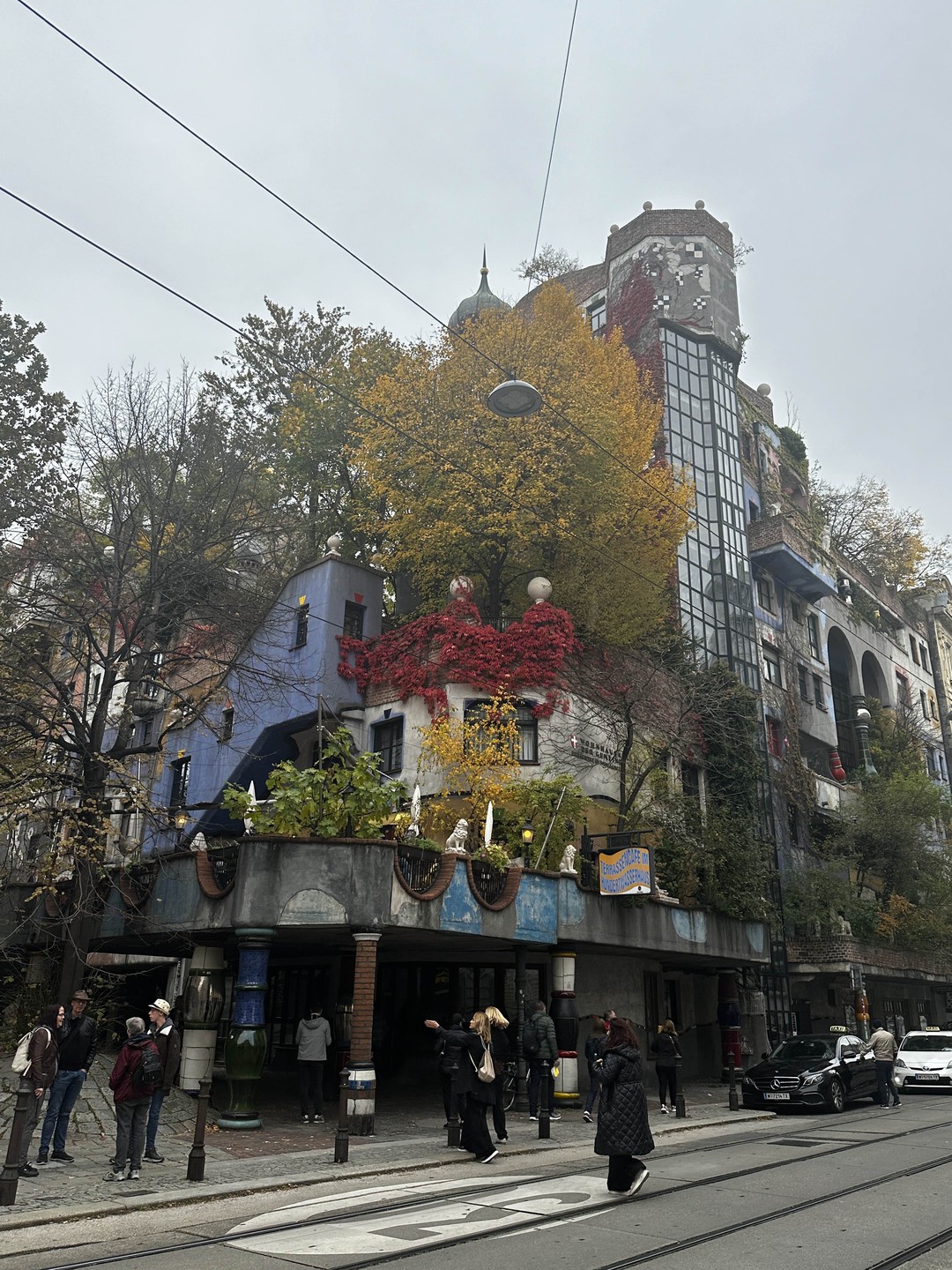Виктор провел для нас великолепную экскурсию! Наша экскурсия проходила на комфортабельном автомобиле с панорамной крышей. Виктор