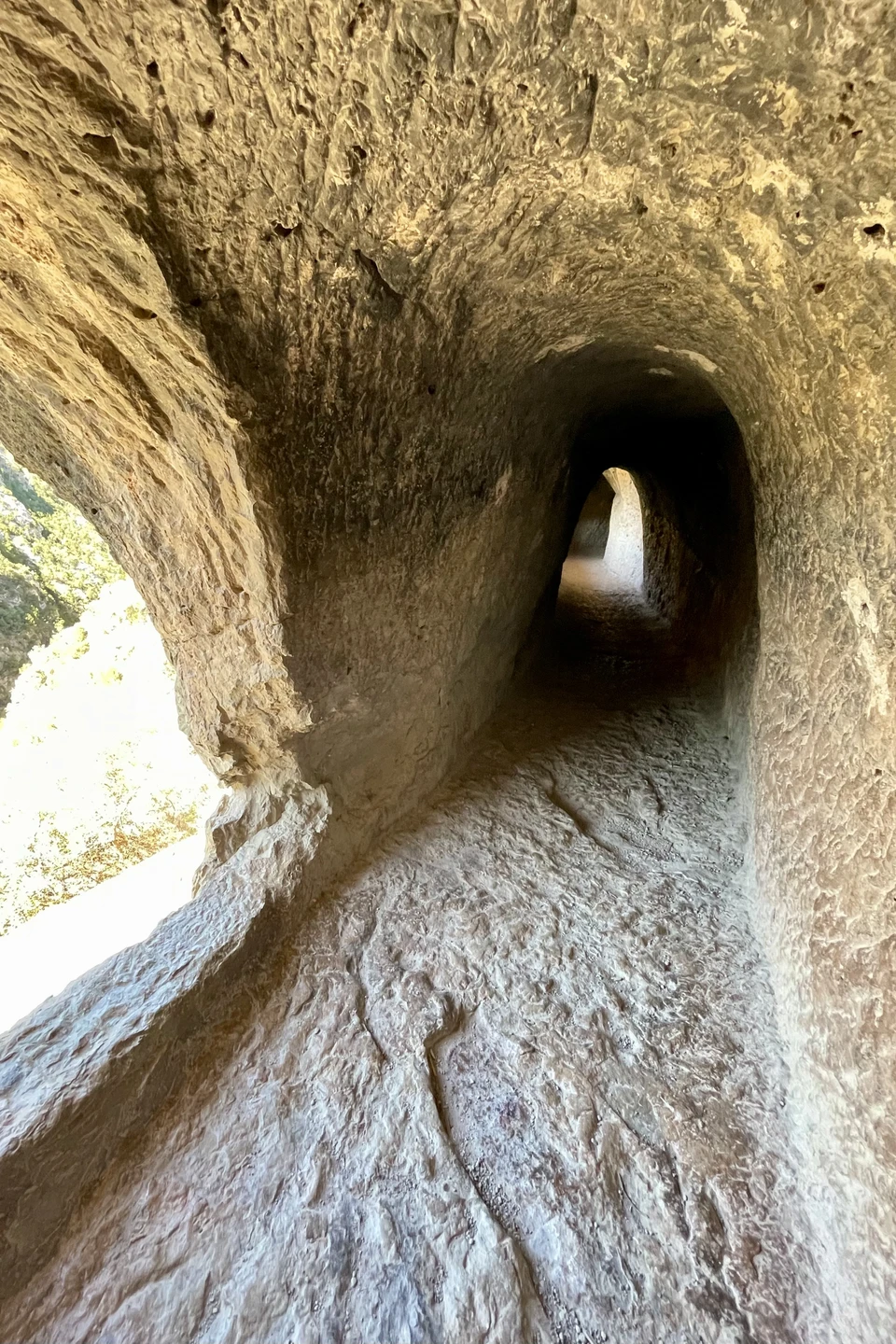 Незабываемая экскурсия! Красота горных ландшафтов, узкие тоннели, вырубленные в скале, и самая впечатляющая часть акведука -