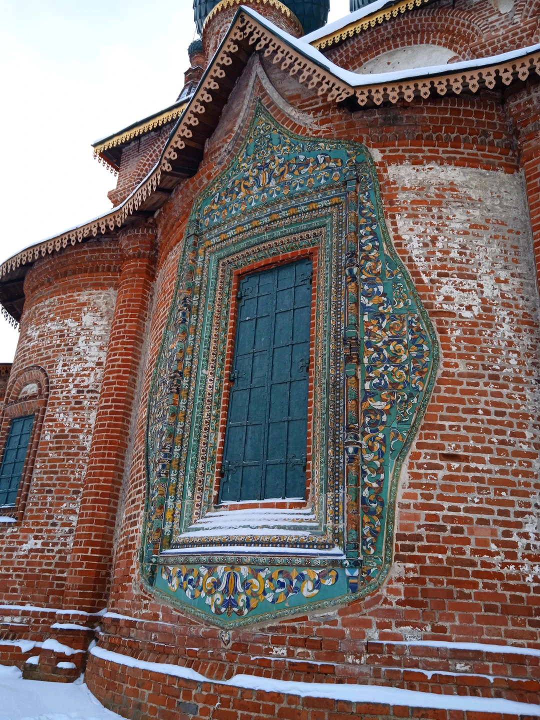 Хорошая экскурсия, нам всё понравилось. Гид Ольга доходчиво всё объясняла, ездили на микро-автобусе. Из окон не