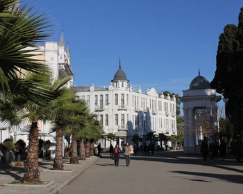 Прогулка по Сухуму: набережная, легендарное кафе «Брехаловка» и уютные улочки