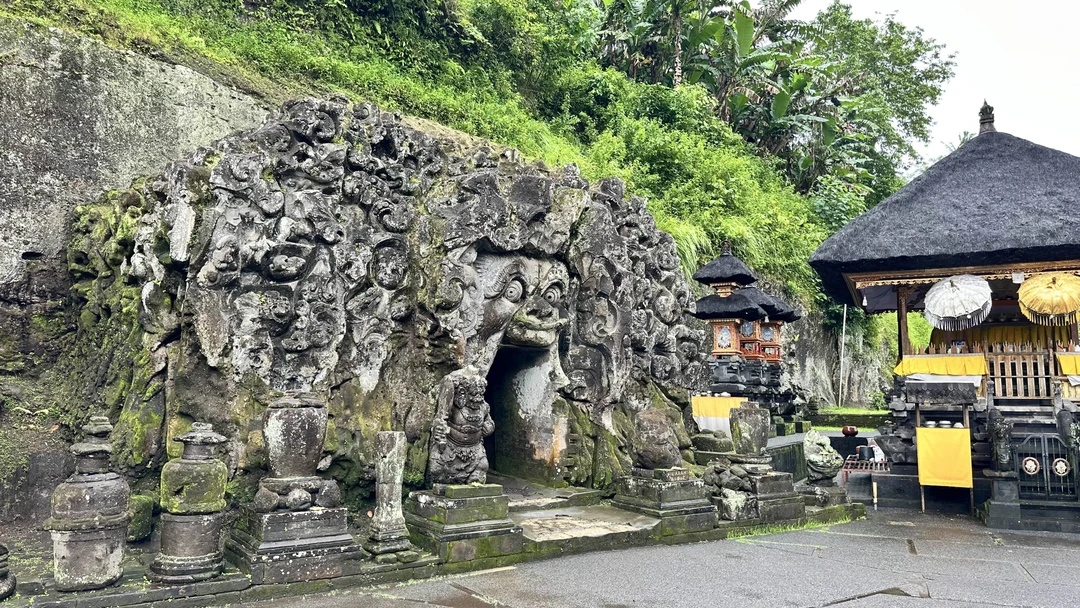 Хочу выразить огромную благодарность Ваяну за экскурсию!!! Все очень понятно и интересно! Ваян хорошо говорит на