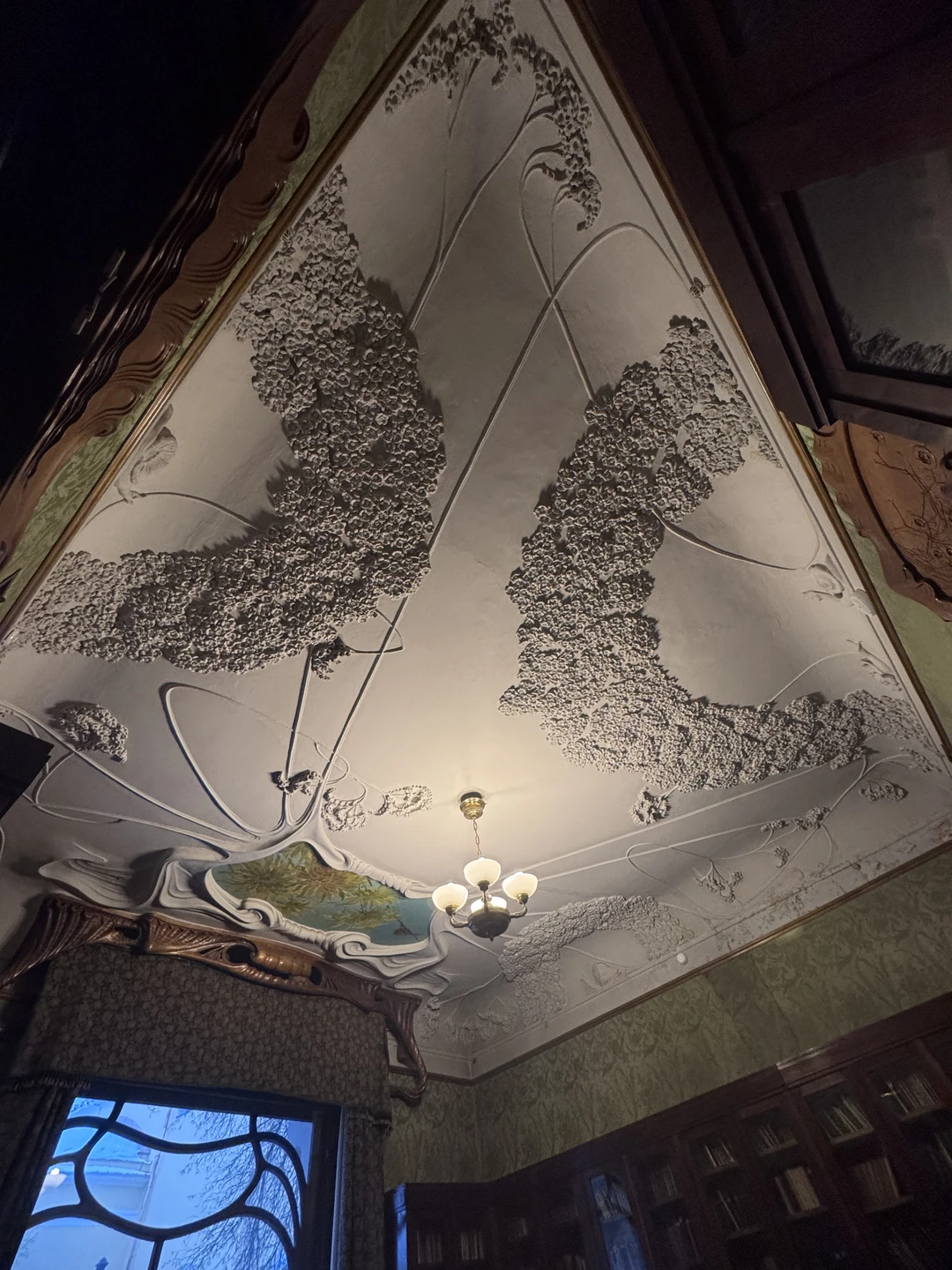 Перед Новым годом нам с мужем удалось попасть на замечательную экскурсию в невероятно красивый и атмосферный особняк Рябушинского