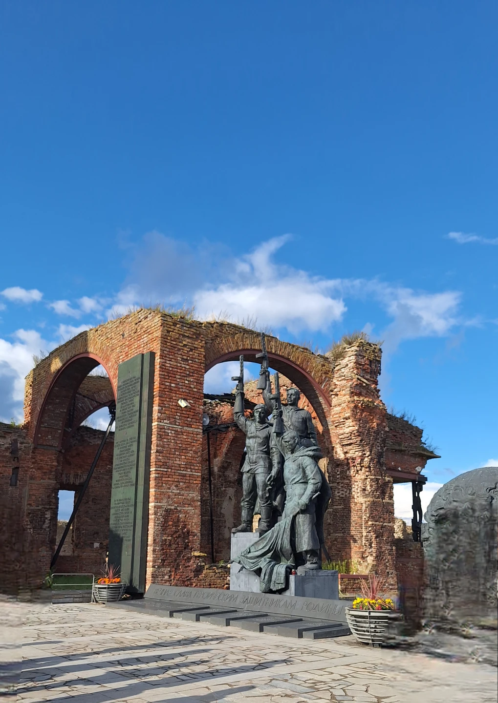 Несмотря на то, что автобус большой все прошло чётко. Посетили мужской монастырь, в женский даже не