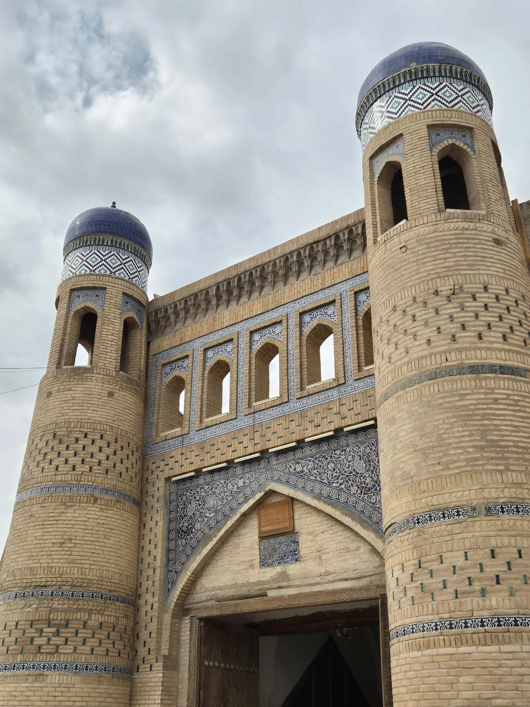 Хива-это восточная сказка, какой она и должна быть. Очень красивый старый город. Дадахон замечательно знает и