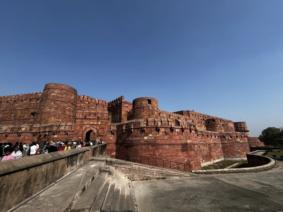 Благодарны Али, за организацию экскурсии в Агру! Всё прошло отлично,водитель чётко в 6 утра забрал нас