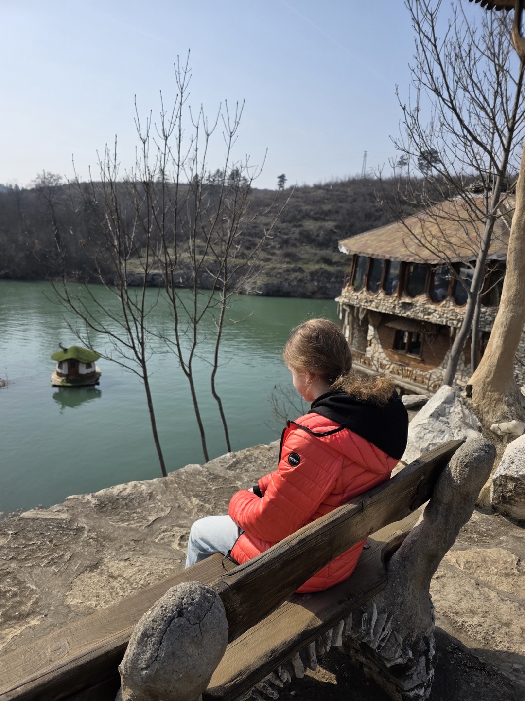 Прекрасное сопровождение! Долгая поездка была комфортной. Вам предложат "зеленые остановки", есть вода в машине для каждого