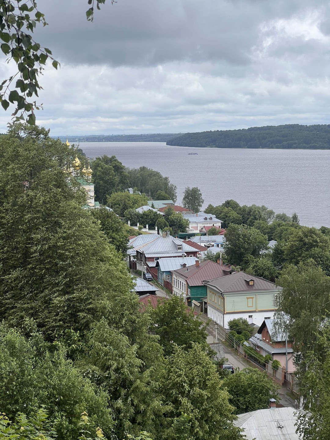 Рекомендую, однозначно. С самого начала гид подстроился под наши запросы, (начать пораньше, встретил на своем авто